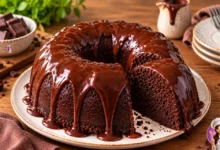 Bolo de chocolate de microondas com cobertura cremosa de chocolate