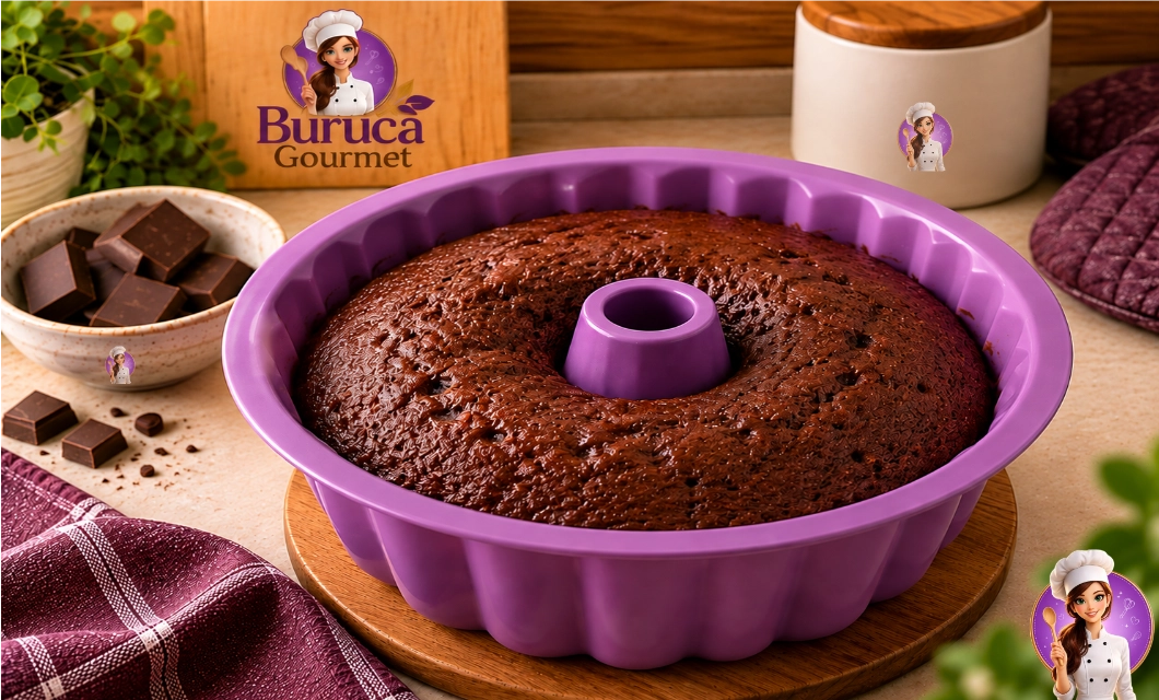 Bolo de chocolate de microondas assado na forma de silicone roxa