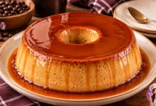 Pudim de café cremoso com calda de caramelo